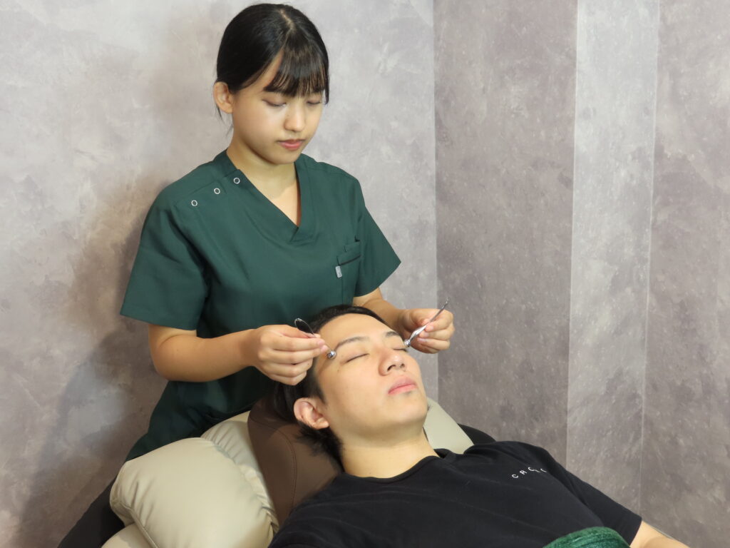 目のリラクゼーションサロン、ANDBLINQの施術風景