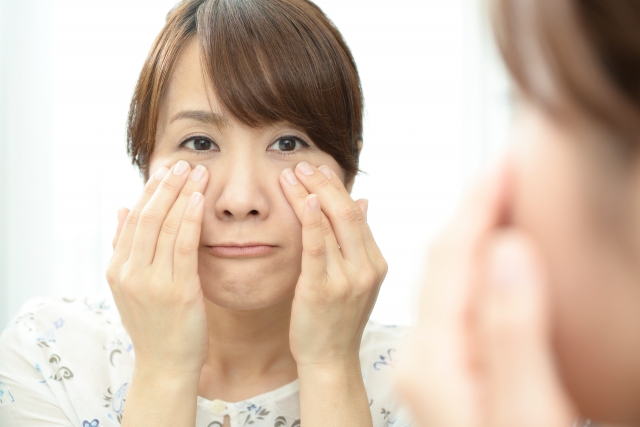 目のたるみが気になる女性
