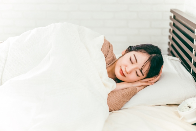 目のたるみを改善するため睡眠の質を上げる女性