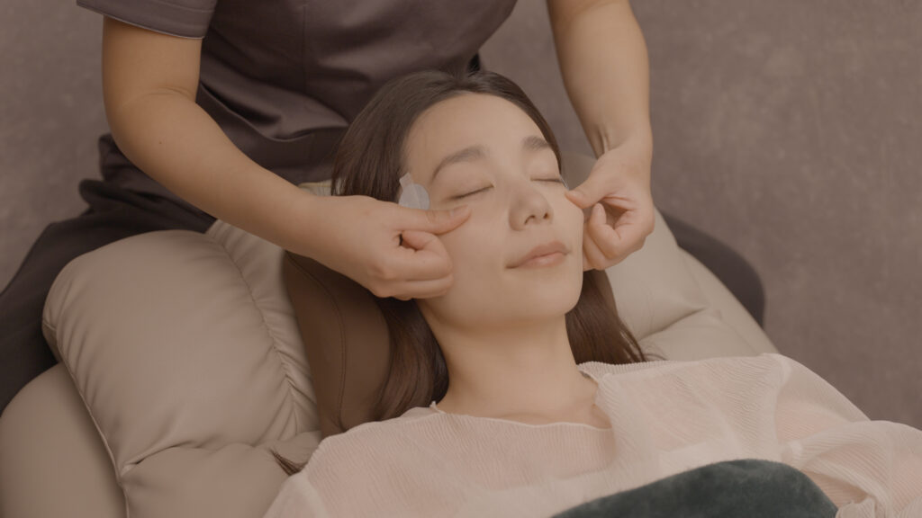 眼輪筋の揉みほぐしを受ける女性