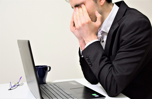 目の中が痛くてたまらない男性