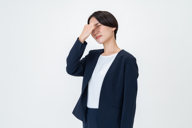 目の奥が痛くて辛そうな女性