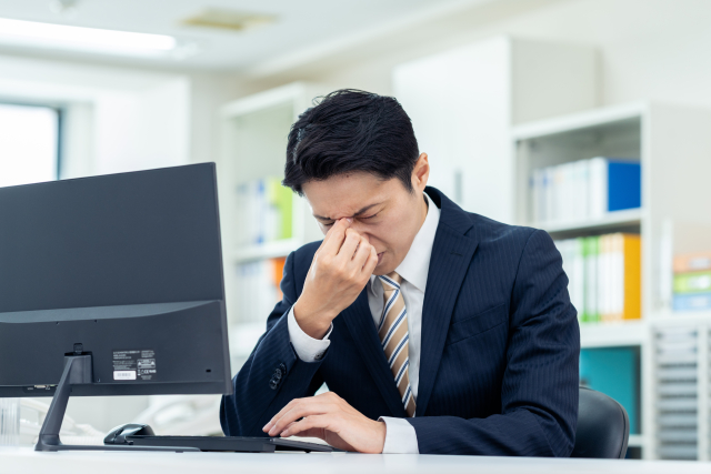 眼精疲労に悩む男性