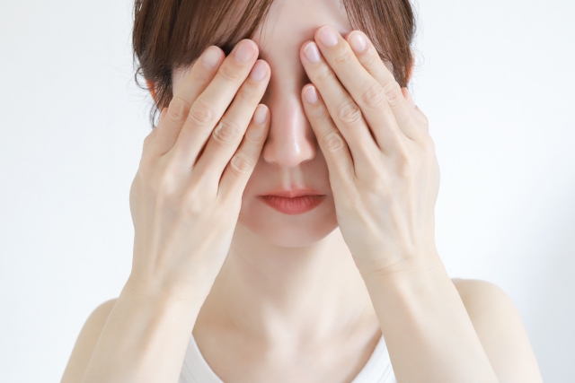目が赤くなったので隠す女性