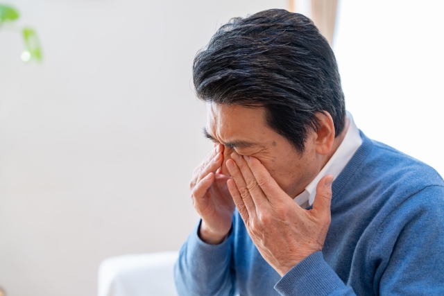 目の血管が切れることを怖がっている男性