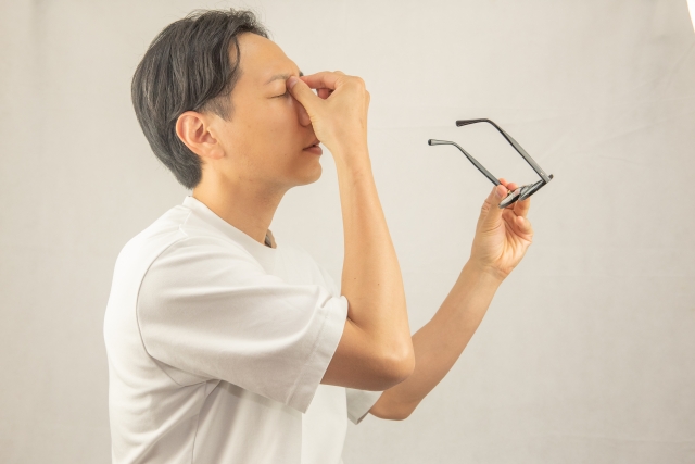 辛い目の痙攣に悩む男性