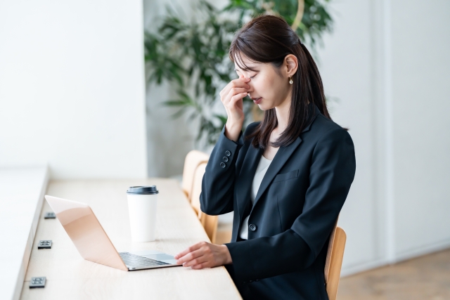 目がピクピク痙攣していて違和感がある女性