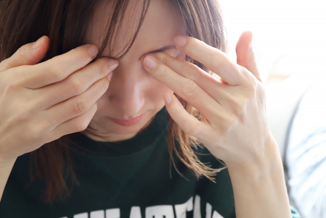目がチカチカする現象に悩む女性