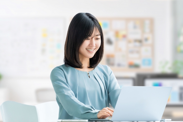 パソコンから距離をはなし、目のチカチカ対策をする女性