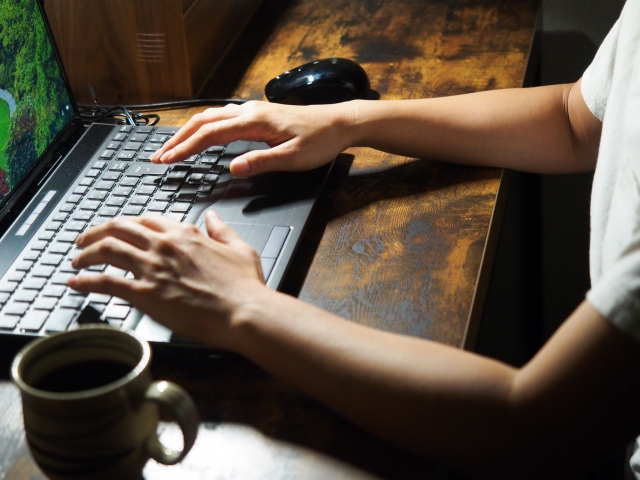 パソコンで作業する男性