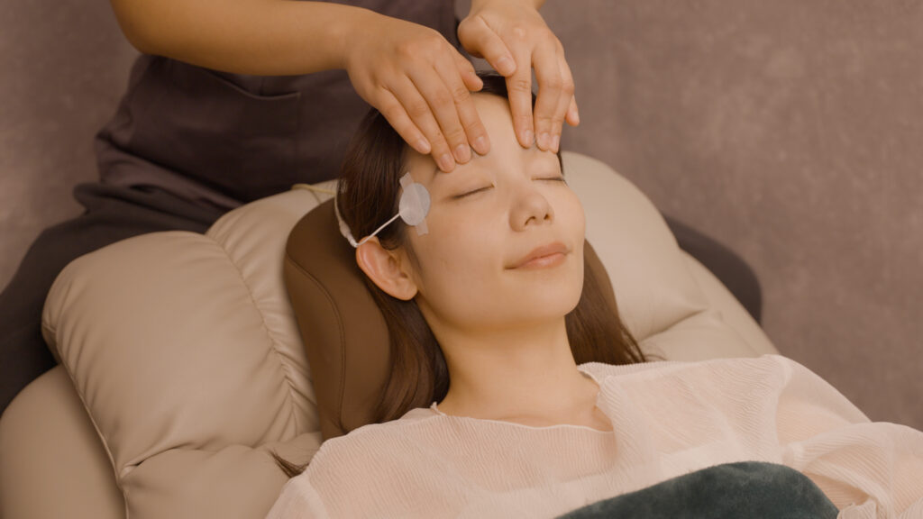 揉みほぐしで目のチカチカを改善する女性