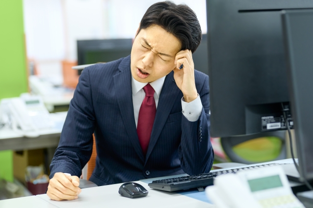 目の痛みに悩む男性