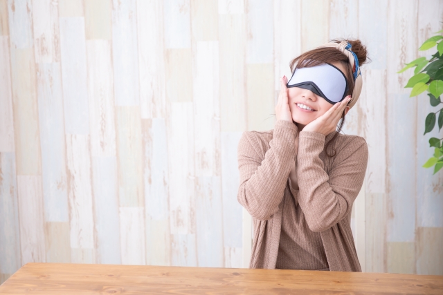 温罨法で目の違和感をケアする女性