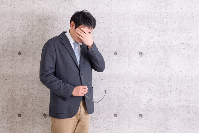 VDT症候群の症状を気にする男性